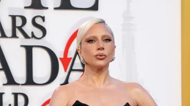 Lady Gaga schaut ernst in die Ferne - Foto: IMAGO / ZUMA Press Wire Lady Gaga schaut ernst in die Ferne - Foto: IMAGO / ZUMA Press Wire