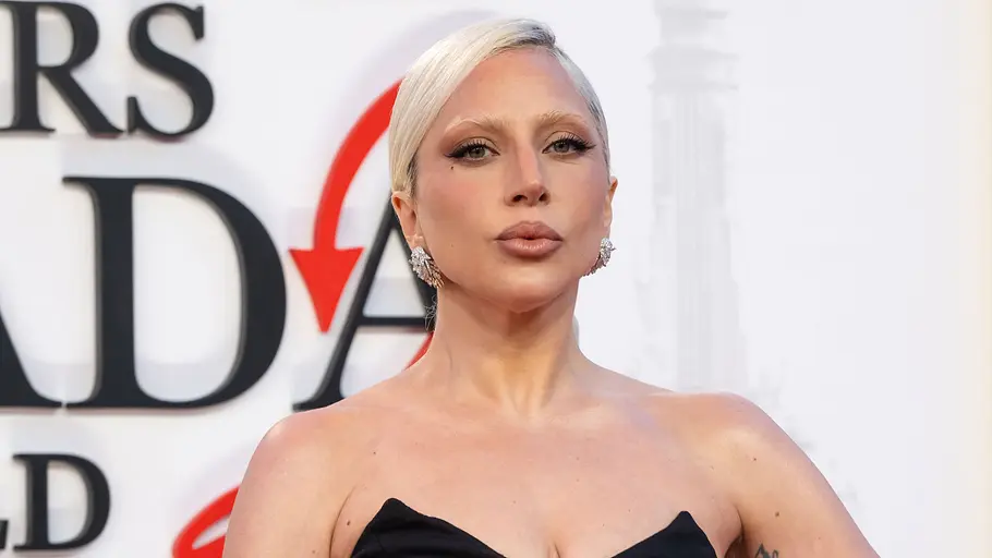Lady Gaga Lady Gaga schaut ernst in die Ferne