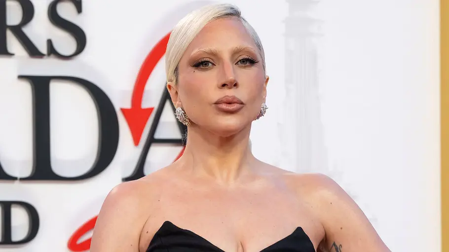 Hat Lady Gaga ihrem Verlobten Michael Polansky längst das Jawort gegeben? Lady Gaga schaut ernst in die Ferne