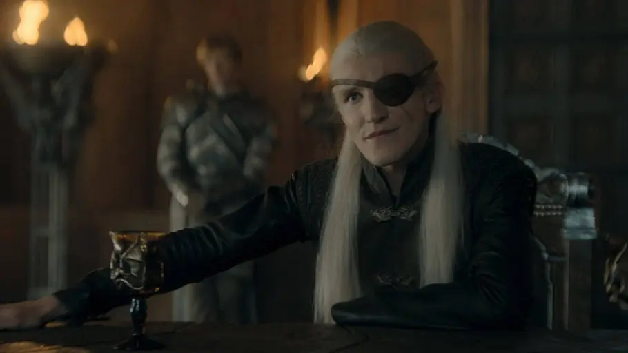 Ewan Mitchell als Aemond Targaryen in „House of the Dragon“.