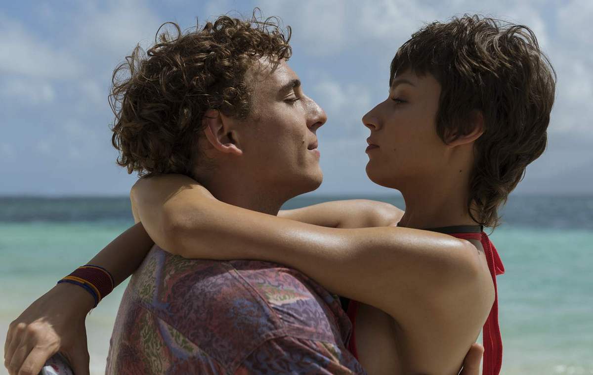 Haus des Geldes / Casa de Papel: Tokio (Ursula Corbero) und Rio (Miguel Herran) turteln in der Sonne