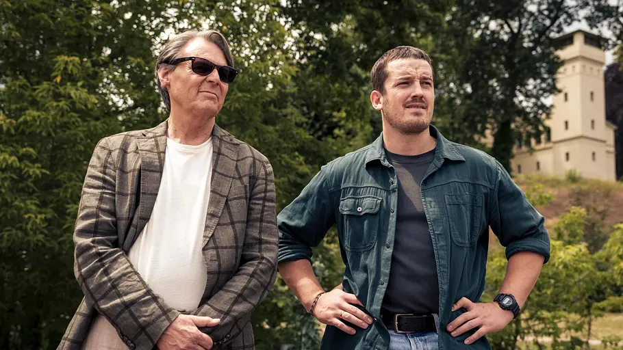 Das Vater-Sohn-Duo könnte in einem weiteren Fall von Haveltod ihre Arbeit fortsetzen. Ausschnitt: Armin (Wolfgang Bahro, l.) und Gregor (Felix Kreutzer) stehen nebeneinander.