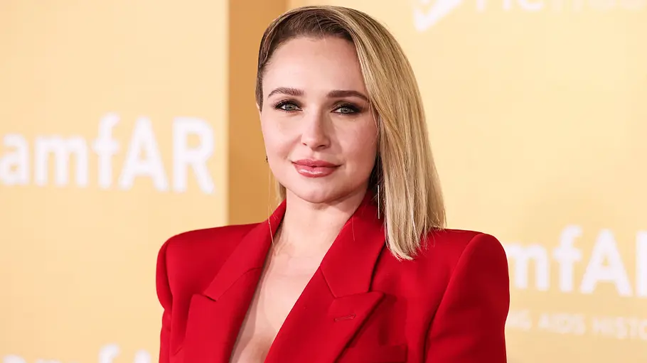 Jetzt meldet sich Haydens On-off-Freund über seinen Anwalt zu Wort. Hayden Panettiere trägt einen schulterlangen Bob und einen roten Blazer.