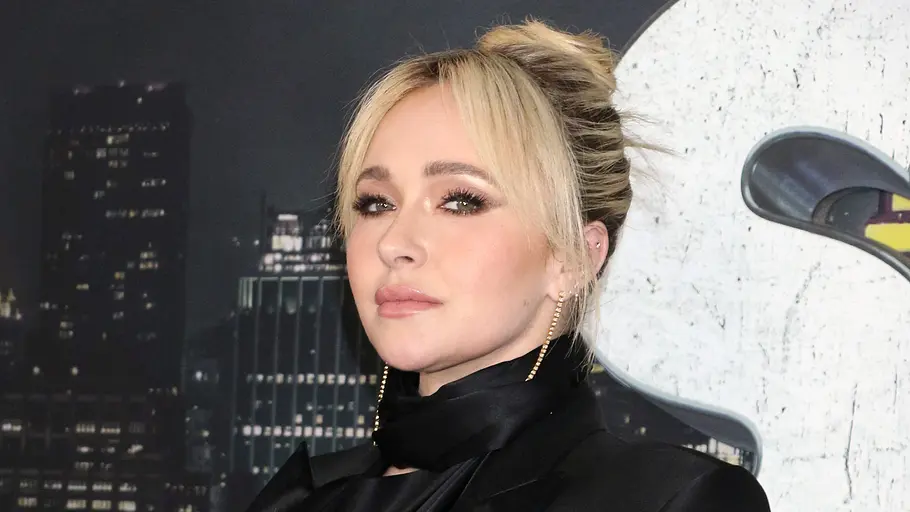 Hayden Panettieres Ex Brian Hickerson soll stark abgenommen haben. Hayden Panettiere posiert schwarz gekleidet und mit ernster Miene für die Kamera.