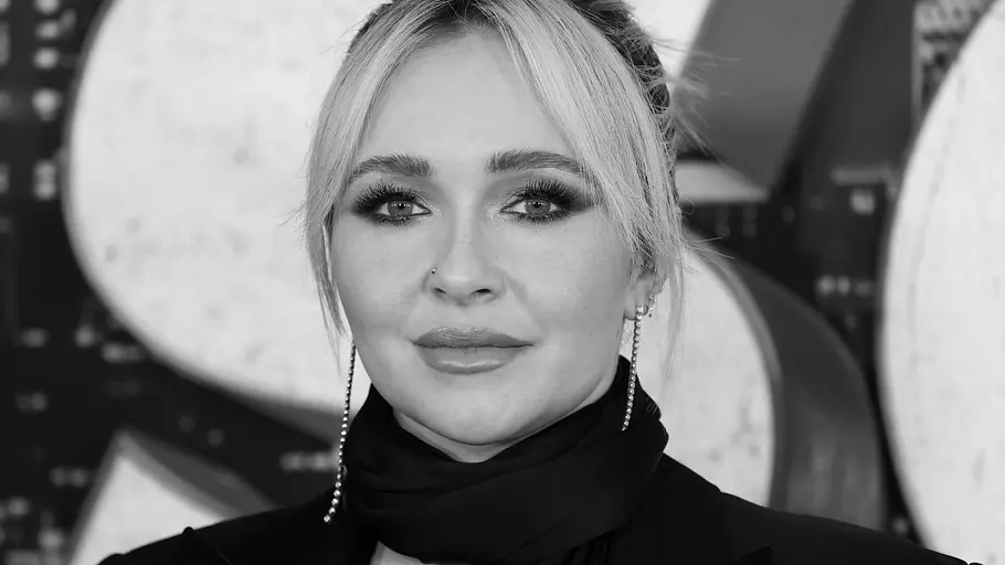 Hayden Panettiere starb in einem Haus in Greenville. Schwarz-Weiß-Foto von Hayden Panettiere.