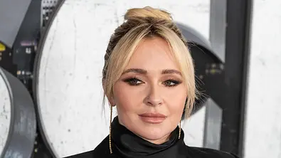 Hayden Panettiere trägt einen schwarzen Blazer und Schal, lange goldene Ohrringe und ihre blonden Haare zum Dutt gebunden. - Foto: IMAGO / Pacific Press Agency Hayden Panettiere trägt einen schwarzen Blazer und Schal, lange goldene Ohrringe und ihre blonden Haare zum Dutt gebunden. - Foto: IMAGO / Pacific Press Agency