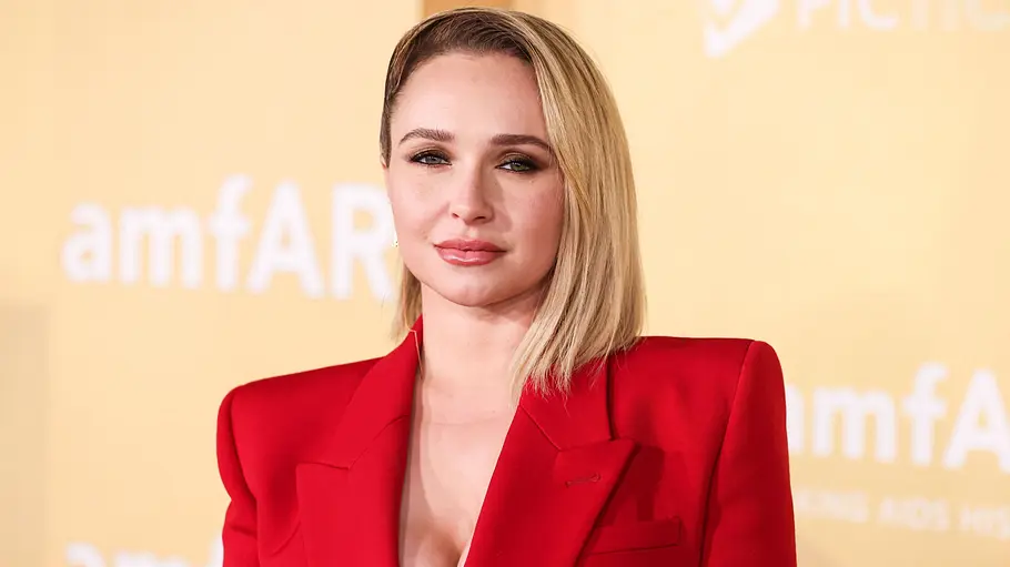 Hayden Panettiere konnte nicht mehr wiederbelebt werden. Hayden Panettiere trägt einen roten Blazer und einen schulterlangen Bob. Sie sieht ernst aus.