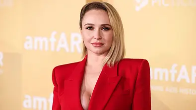 Hayden Panttiere mit ernstem Blick und rotem Kleid auf dem Red Carpet. - Foto: IMAGO / Image Press Agenc Hayden Panttiere mit ernstem Blick und rotem Kleid auf dem Red Carpet. - Foto: IMAGO / Image Press Agenc