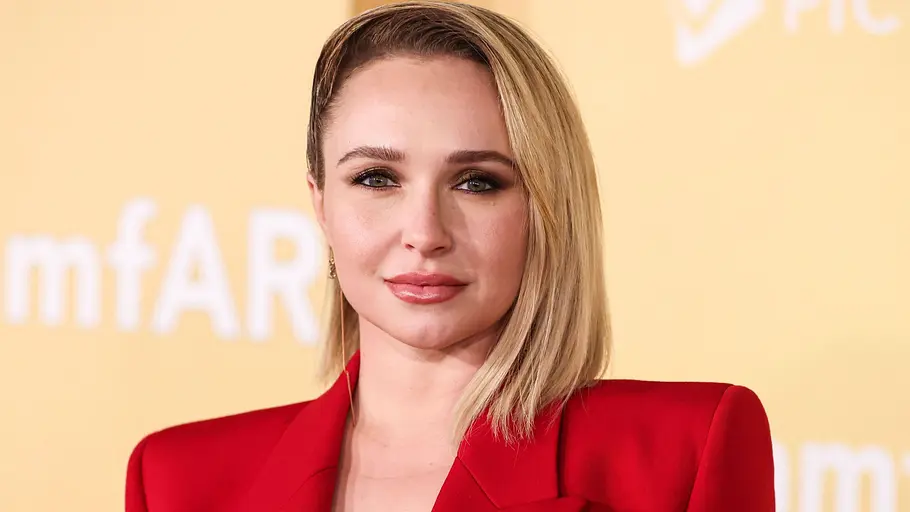 Hayden Panttiere könnte durch eine tödliche Pille gestorben sein. Hayden Panttiere mit ernstem Blick und rotem Kleid auf dem Red Carpet.