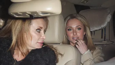 Hayden Panettiere und Mutter Lesley Vogel in einem Auto. - Foto: Imago/Avalon.red Hayden Panettiere und Mutter Lesley Vogel in einem Auto. - Foto: Imago/Avalon.red