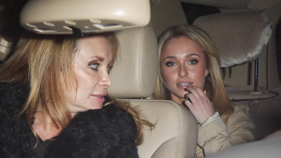 Hayden Panettiere und Mutter Lesley Vogel Hayden Panettiere und Mutter Lesley Vogel in einem Auto.