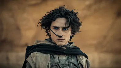 Paul Atreides in der Wüste. Er starrt in die Ferne. - Foto: Courtesy of Warner Bros. Pictures