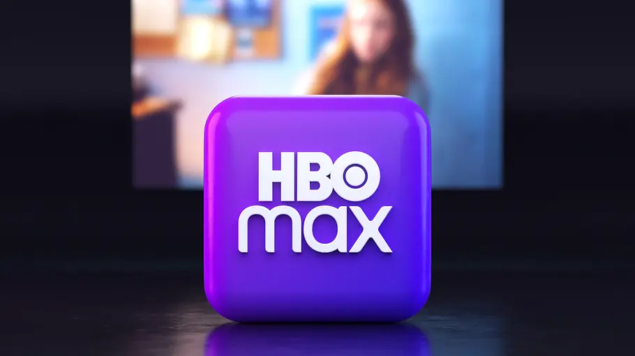 HBO Max bietet hervorragende Bildqualität – sofern man das richtige Abo abschließt. Lila Würfel mit HBO-Max-Logo vor einem Fernseher.