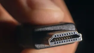 Man sieht den Stecker eines HDMI-Kabels in der Nahaufnahme - Foto: iStock/Allexxandar