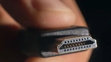 Man sieht den Stecker eines HDMI-Kabels in der Nahaufnahme - Foto: iStock/Allexxandar