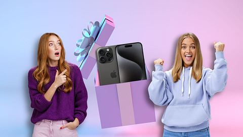 Frauen mit glücklichen Gesichtern neben einer Geschenkbox mit dem iPhone 15 Pro Max - Foto: TVM/PR