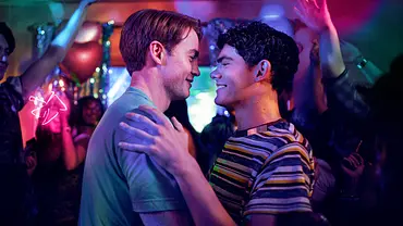 Die Charaktere Nick (Kit Connor) und Charlie (Joe Locke) sind auf einer Party und schauen sich lächelnd in die Augen. - Foto: Netflix Die Charaktere Nick (Kit Connor) und Charlie (Joe Locke) sind auf einer Party und schauen sich lächelnd in die Augen. - Foto: Netflix