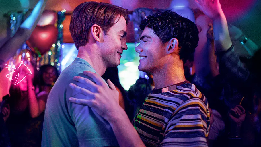 Heartstopper Forever Die Charaktere Nick (Kit Connor) und Charlie (Joe Locke) sind auf einer Party und schauen sich lächelnd in die Augen.
