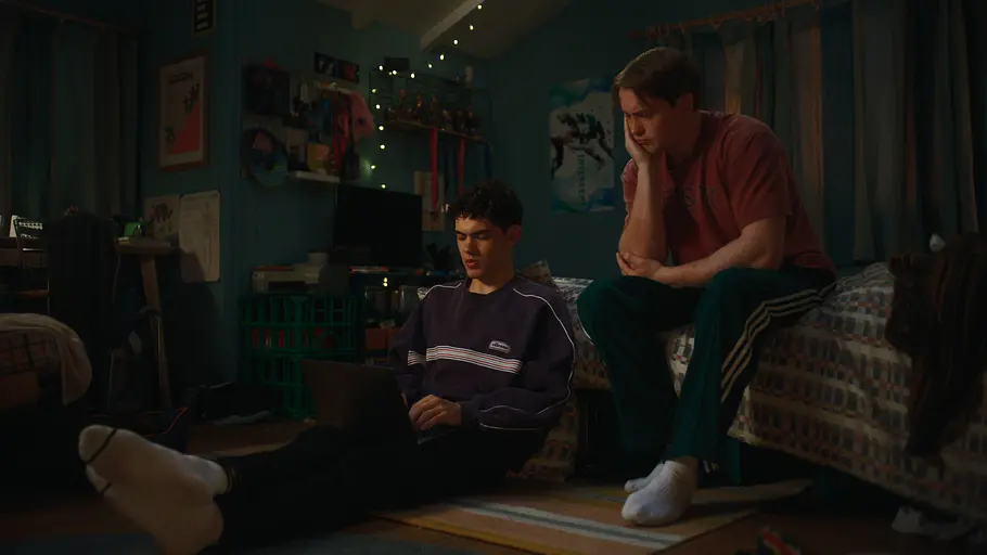 Heartstopper Forever Charlie (Joe Locke) und Nick (Kit Connor) sitzen in Nicks Zimmer und schauen betrübt.