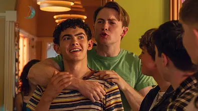 Charlie (Joe Locke) und Nick (Kit Connor) sind im Film „Heartstopper Forever“ zurück. - Foto: Samuel Dore/Netflix Charlie (Joe Locke) und Nick (Kit Connor) sind im Film „Heartstopper Forever“ zurück. - Foto: Samuel Dore/Netflix