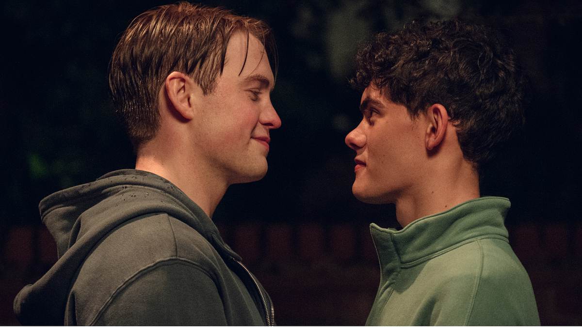 Heartstopper Nick und Charlie schauen sich verliebt an