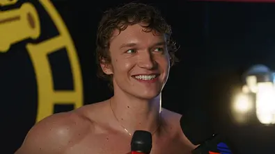 Ilya lächelt jemanden hinter der Kamera an. Er sieht sehr glücklich aus.  - Foto: HBO Max