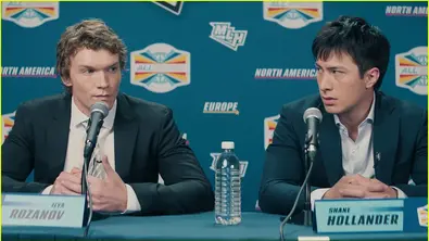 Ilya und Shane bei einer Pressekonferenz. Während Shane Illya verwirrt anschaut, versucht dieser dessen Augen zu meiden - Foto: Crave / HBO Max