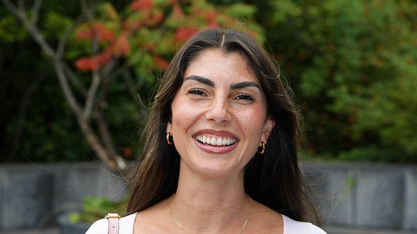 Yeliz Koc posiert lächelnd für die Kamera - Foto:  IMAGO / Gartner