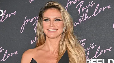 Heidi Klum lächelt in die Kamera.  - Foto: IMAGO / ABACAPRESS