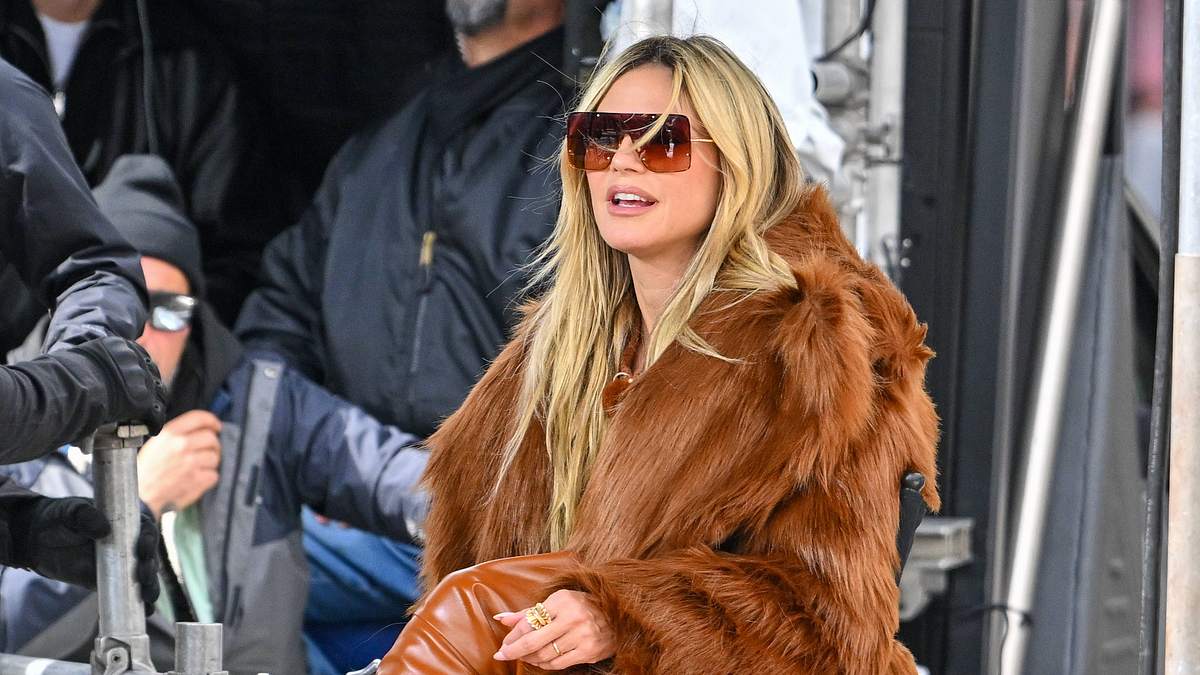 Heidi Klum Heidi Klum sitzt in einer Felljacke auf einem Stuhl