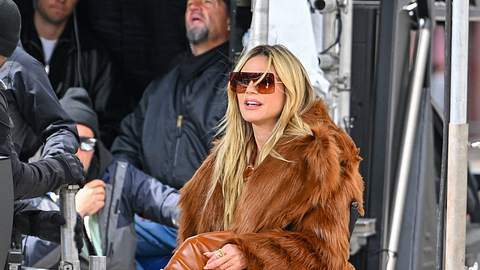 Heidi Klum sitzt in einer Felljacke auf einem Stuhl - Foto:  IMAGO / Cover-Images