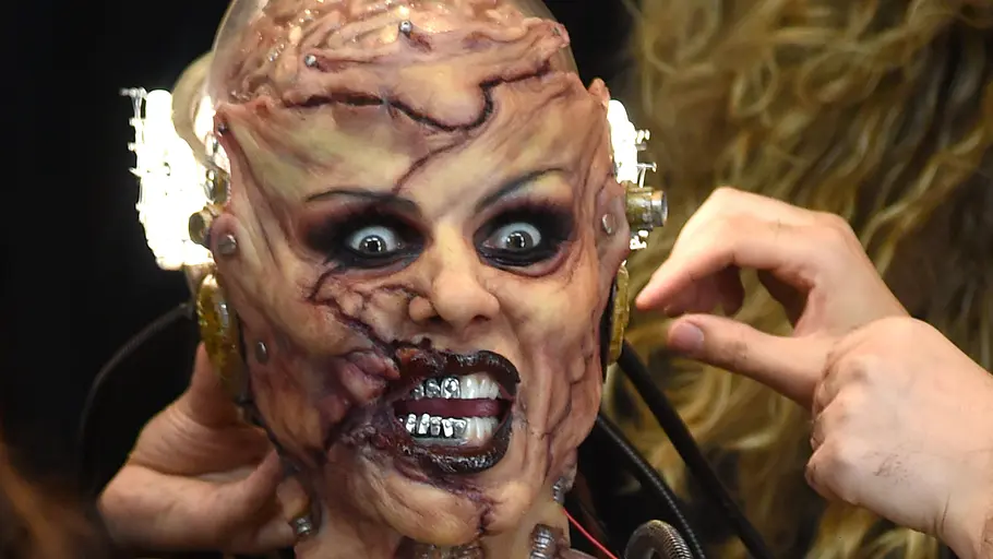 Heidi Klum Halloween Heidi Klum trägt ein aufwendiges Monster-Make-up mit Narben, Metallzähnen und durchsichtiger Kopfhaube mit sichtbarem Gehirn.