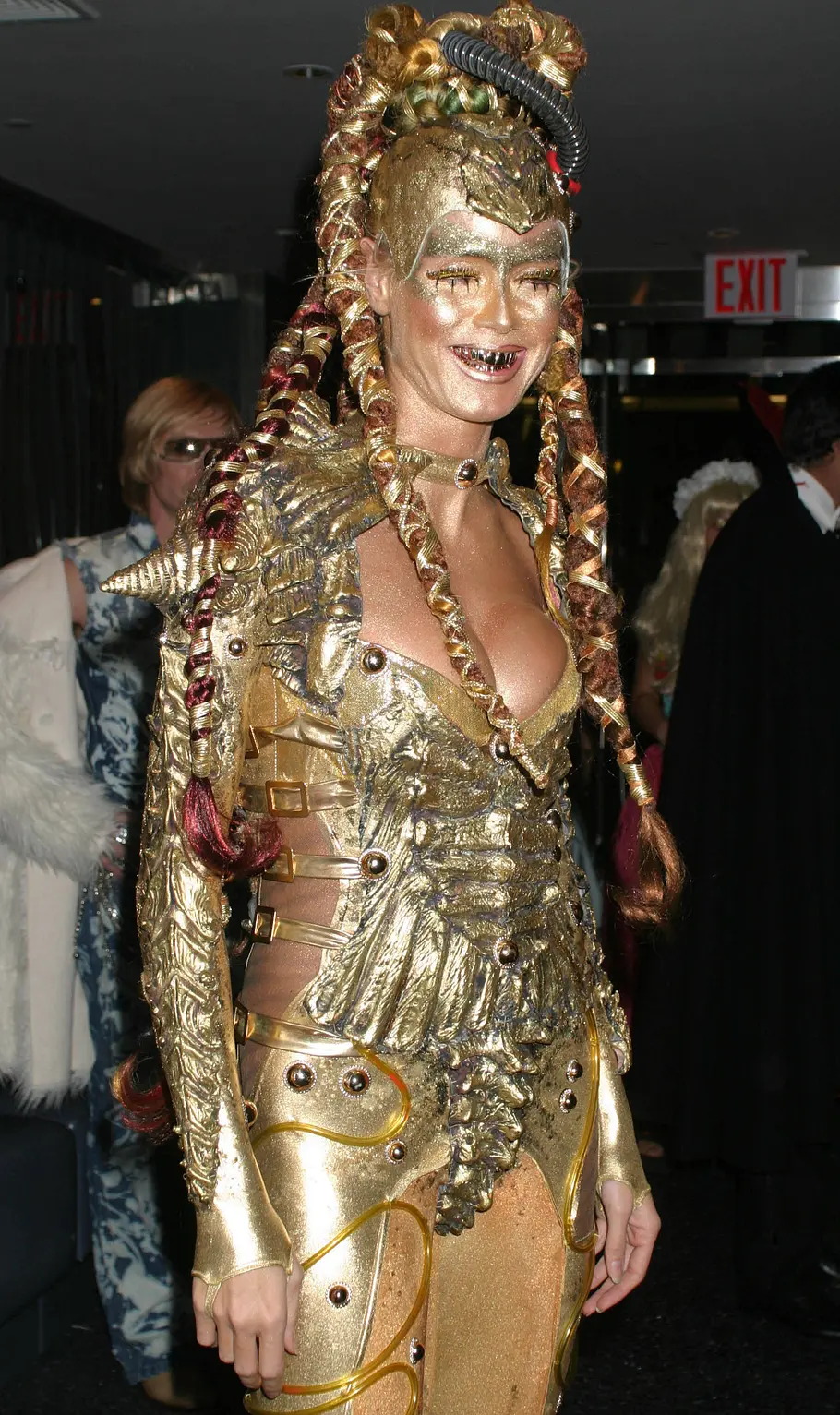 Heidi Klum zu Halloween 2003 als goldenes Alien Heidi Klum trug zu Halloween 2003 ein goldenes, rüstungsartiges Kostüm mit langen Zöpfen, aufwendigem Kopfschmuck und goldener Gesichtsschminke.