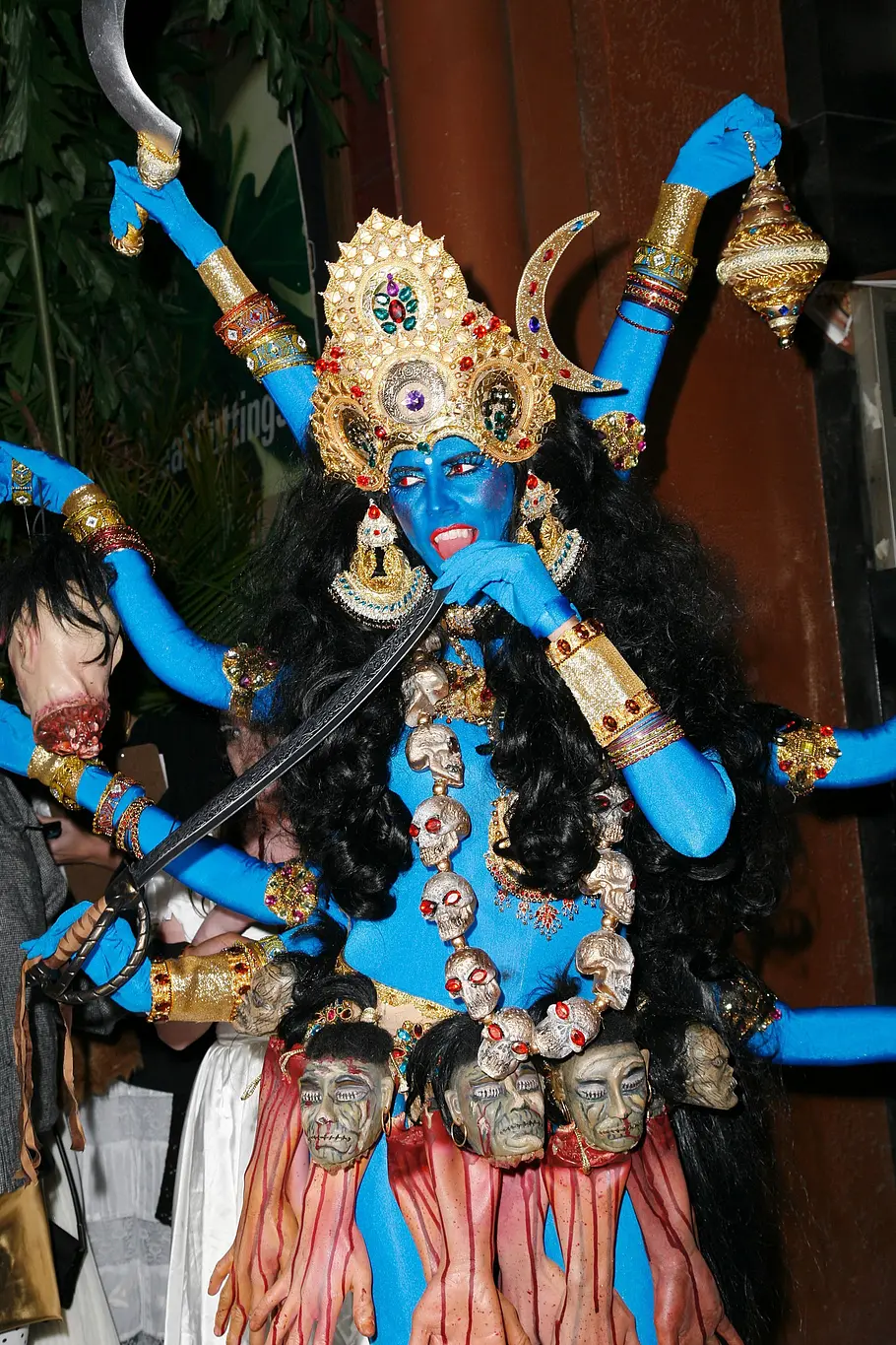 Heidi Klum zu Halloween 2008 als Hindu-Gottheit Kali Heidi Klum trug zu Halloween 2008 ein blaues Kostüm mit vielen Armen, goldener Krone, schwarzer Perücke, Schwertern und einer Totenkopfkette.