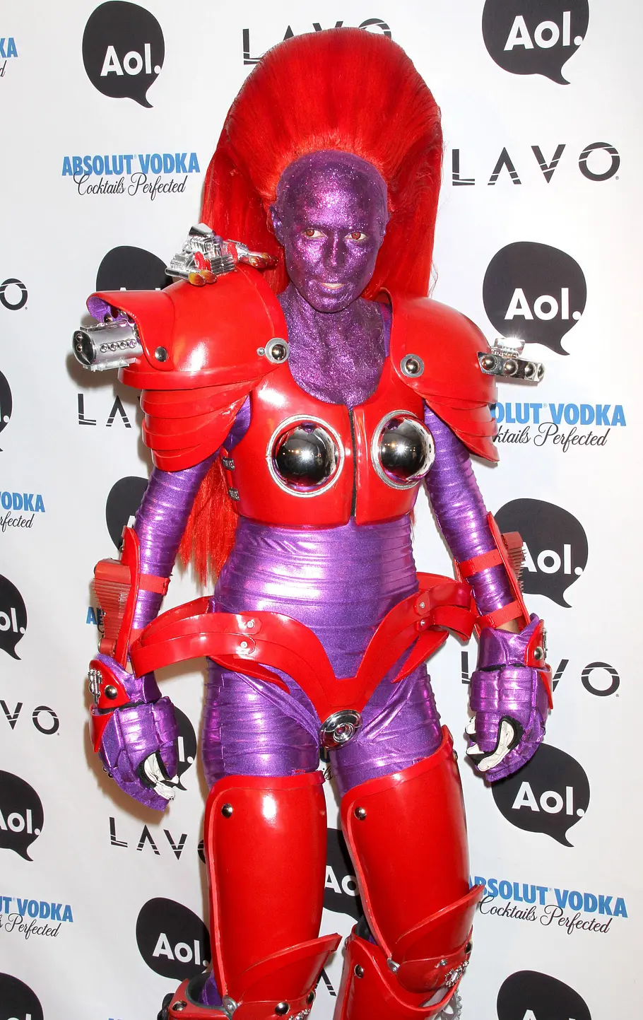 Heidi Klum zu Halloween 2010 als Robo-Girl Heidi Klum trug zu Halloween 2010 ein rot-violettes Roboterkostüm mit breiten Schulterpanzern, violettem Glitzergesicht und hohen roten Haaren.