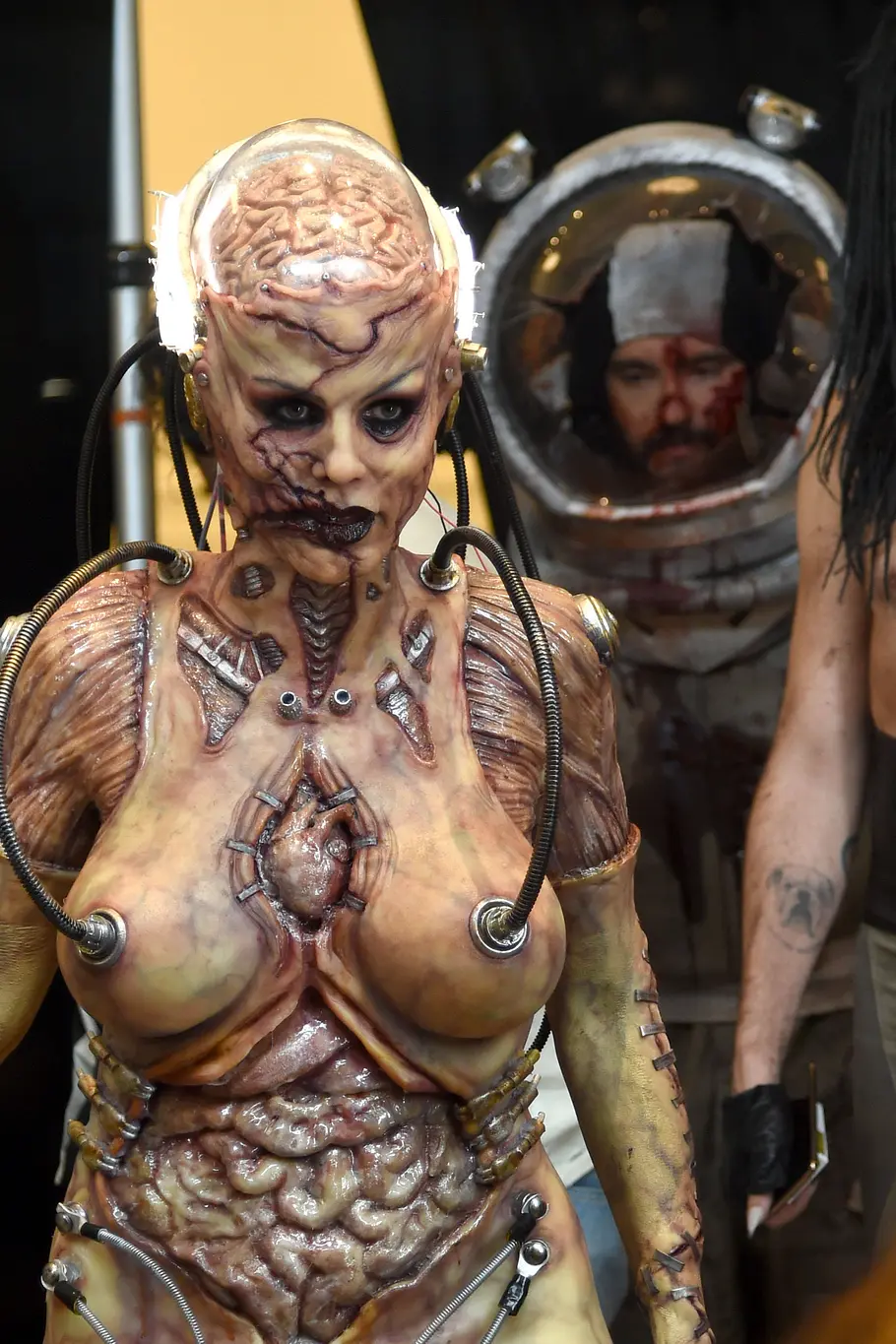 Heidi Klum zu Halloween 2019 als Cyborgs Heidi Klum trug zu Halloween 2019 ein Cyborg-Kostüm mit freiliegendem Gehirn und Organen. Hinter ihr Tom Kaulitz im Astronautenkostüm.