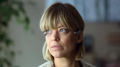 Heike Makatsch spielt die Journalistin Cynthia Bonsant. - Foto: WDR