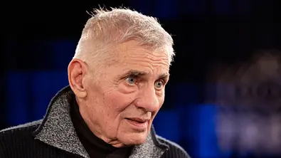 Heinz Heonig mit starrem Blick. - Foto: IMAGO / Sven Simon