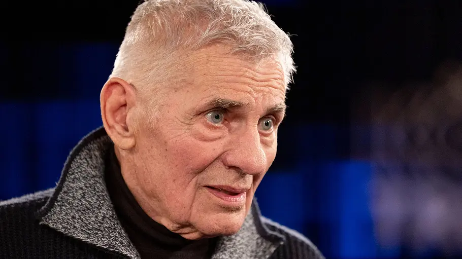 Heinz Hoenig musste erneut ins Krankenhaus. Heinz Heonig mit starrem Blick.