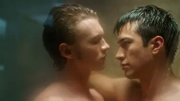Shane und Ilya kommen sich unter der Dusche näher. - Foto: Sabrina Lantos/HBO Max