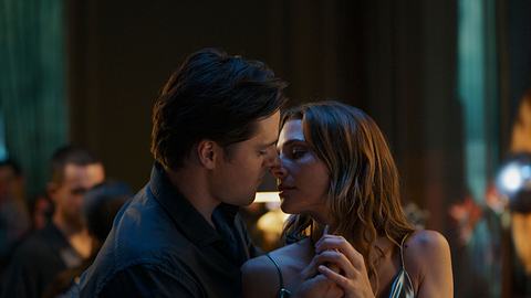 Lili und Tom küssen sich beinah in einem Club. - Foto: Julia Terjung / Netflix