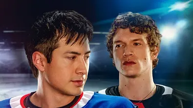 Shane und Ilya stehen hintereinander auf dem Eis - Foto: HBO Max