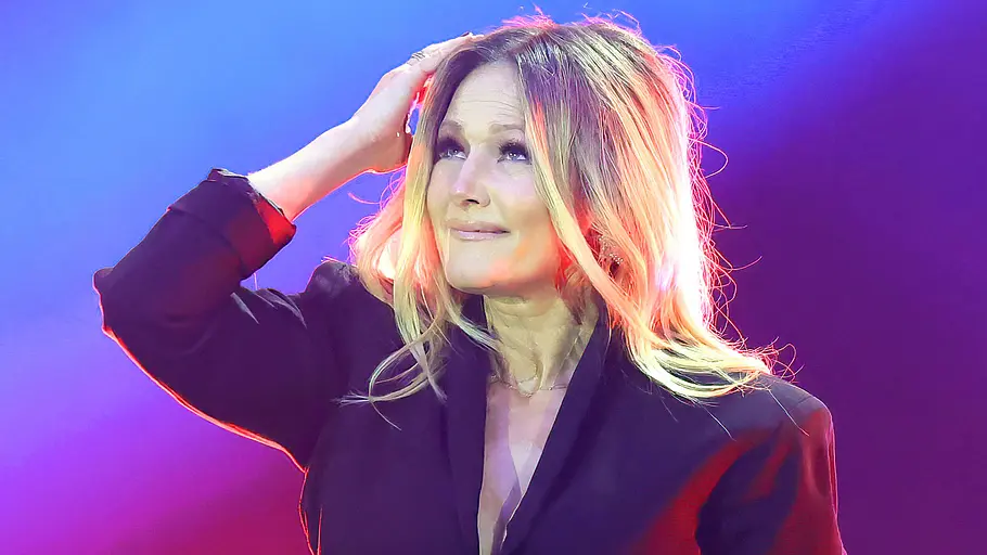 Helene Fischer ist an Weihnachten mit ihrer Show zurück. Helene Fischer fasst sich an den Kopf und schaut nach oben.