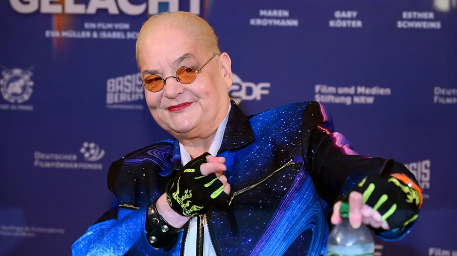 Hella von Sinnen hält nicht viel von Dieter Nuhr. Hella von Sinnen bei der Premiere der Dokumentation Was haben wir gelacht.