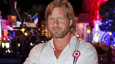 Henning Baum 2018 im weißen Hemd und Hosenträgern mit ernstem Blick.  - Foto: IMAGO / STAR-MEDIA