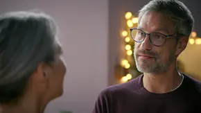 Henning trägt eine Brille und schaut Daniela an, die unscharf im Vordergrund steht. Im Hintergrund leuchten warme Lichter. - Foto: RTL Henning trägt eine Brille und schaut Daniela an, die unscharf im Vordergrund steht. Im Hintergrund leuchten warme Lichter. - Foto: RTL