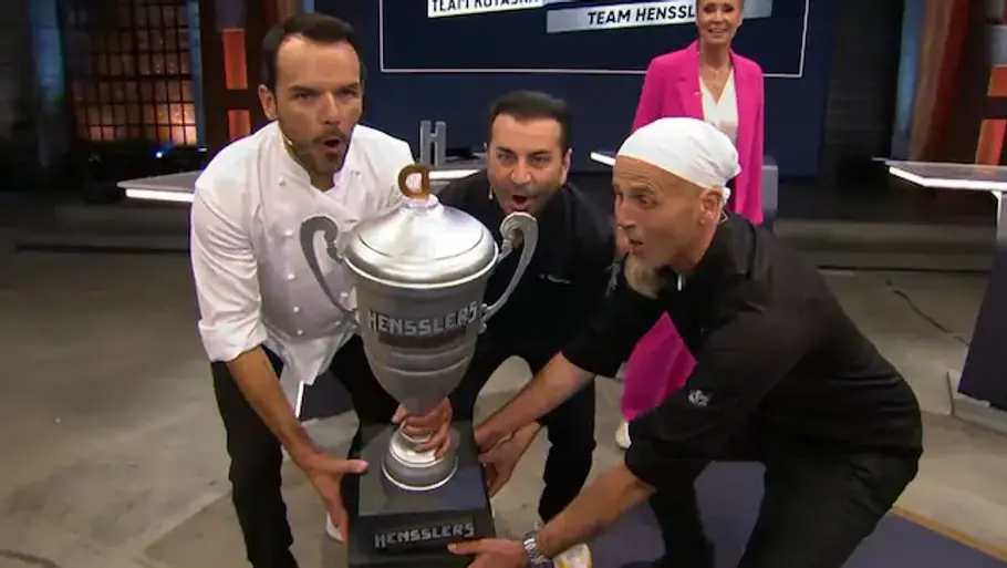 „So seh’n Sieger aus!“ Team Henssler jubelte ausgelassen über den 96:87-Erfolg und hielt den Pokal strahlend in die Höhe.