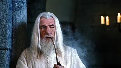 Gandalf der Weiße raucht eine Pfeife. - Foto: IMAGO / United Archives
