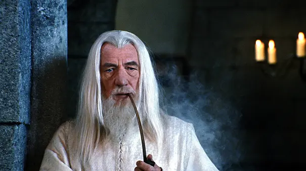 Gandalf der Weiße raucht eine Pfeife. - Foto: IMAGO / United Archives Gandalf der Weiße raucht eine Pfeife. - Foto: IMAGO / United Archives