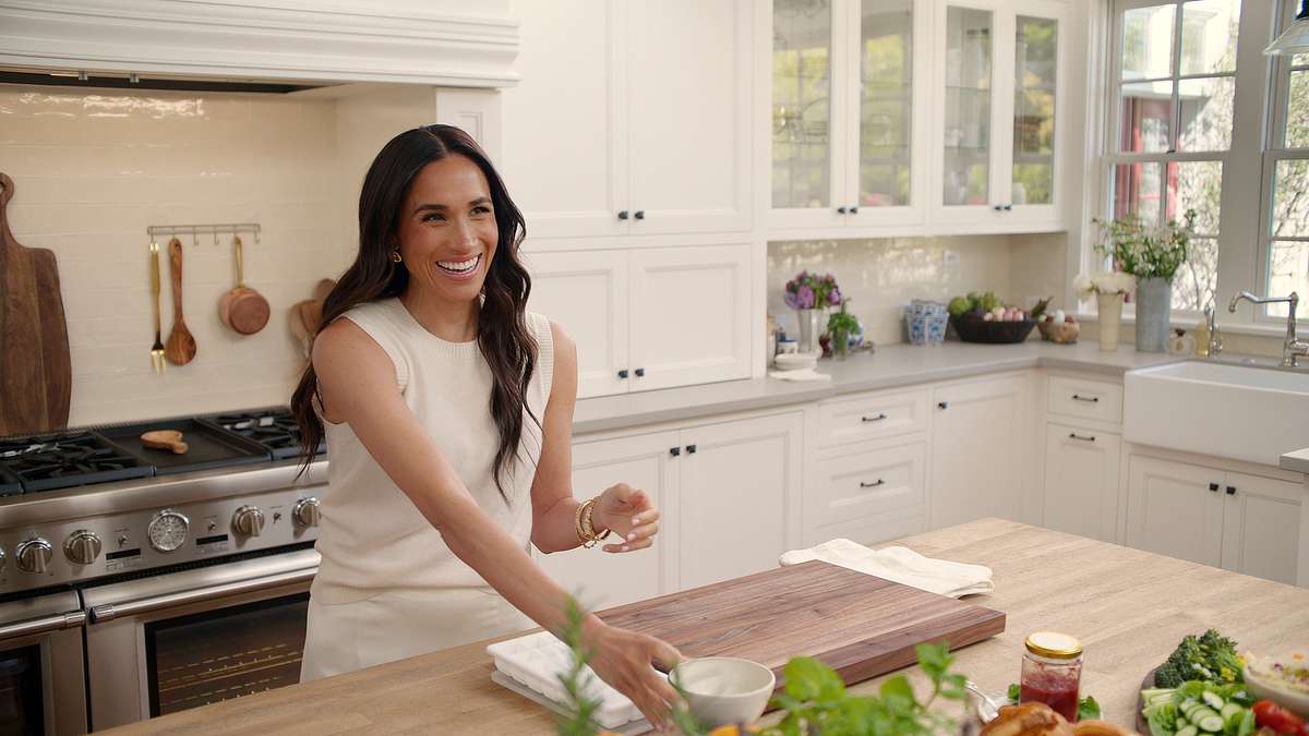 „With Love, Meghan“ „With Love, Meghan“: Meghan mit einem Lächeln in ihrer Küche